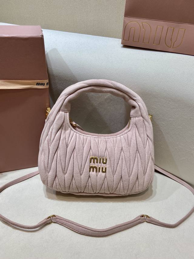 Hot New Color 5Bb125 Suede Handbag/Crossbody Bag This bag is all over the intern