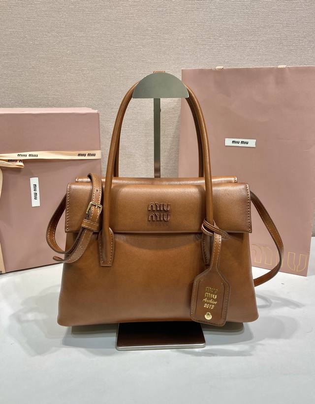 New Arrival 5Ba302 Structured lines and exquisite details define this calfskin h