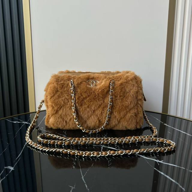 In stock: Rabbit fur~ Chanel 2025 Fall/Winter Newest Mini Handle Bowling Classi