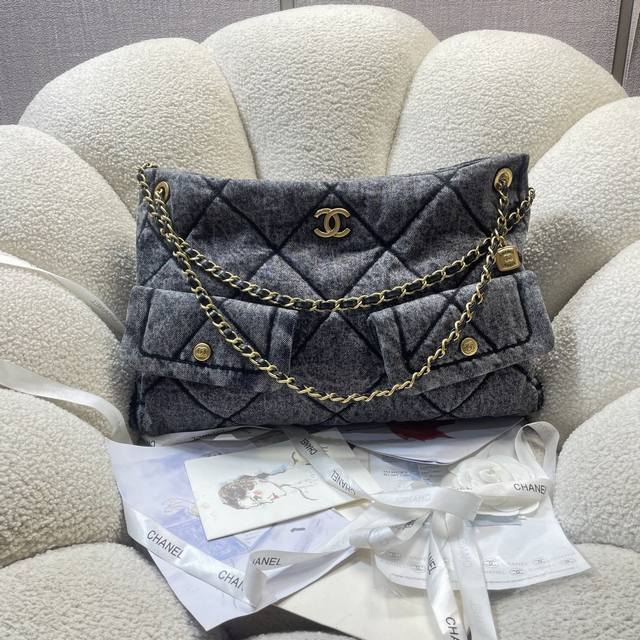 Chanel 25K is truly worthy of Chanel! I'm so tempted! The front pocket instantly