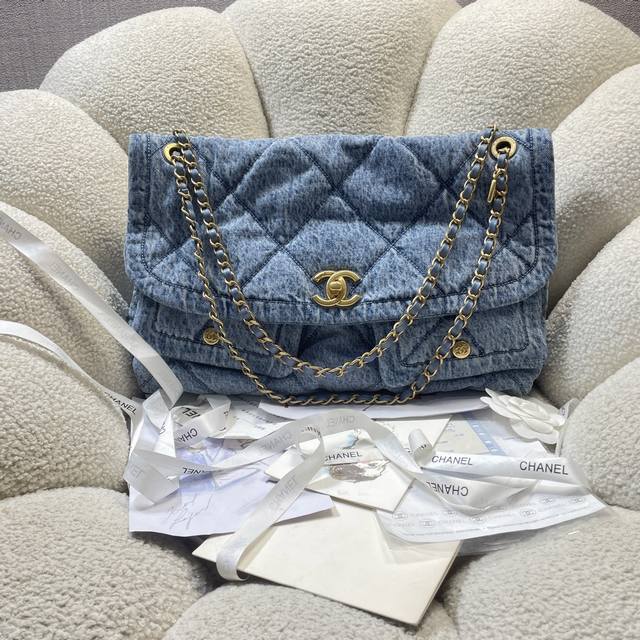 25K, I'm so tempted! The front pocket instantly adds a functional touch to the c