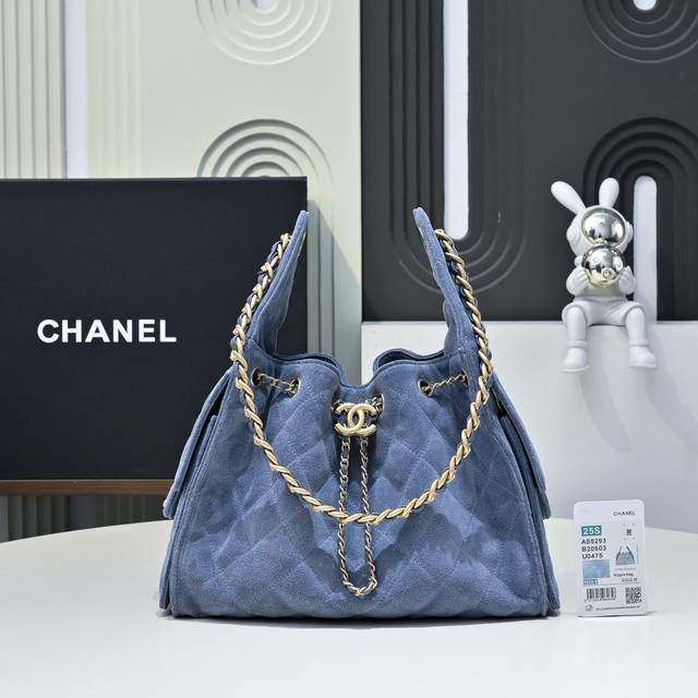 The multi-pocket Hobo bag is the trendsetter this season, and its marketing has