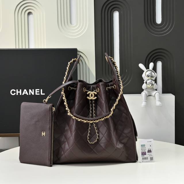 The multi-pocket Hobo bag is the trendsetter this season, and its marketing has