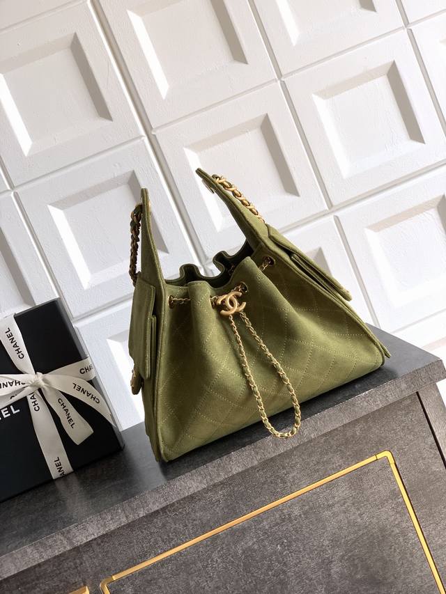 Ohanel 25K suede bucket bag in a striking green! A new cutie in the Chanel colle