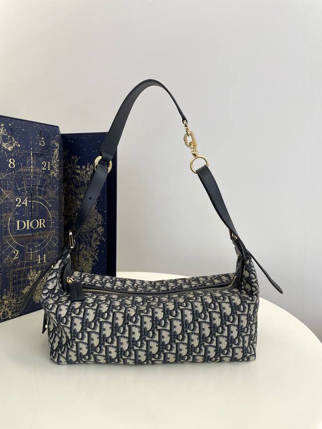 Journey Series Medium Blue Canvas Bag, a killer bag to kick off the year, hittin