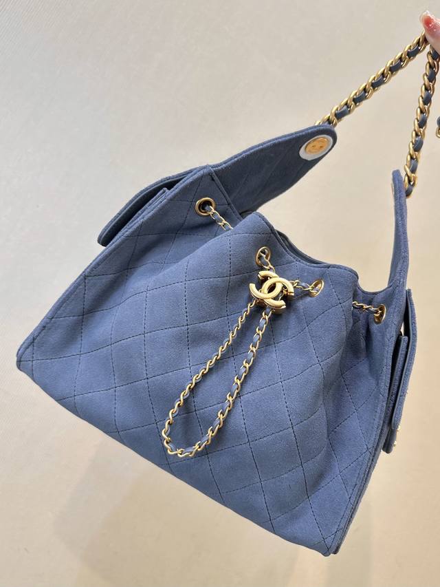 5293 Look at this multi-pocket Hobo bag! It's definitely the hottest item this s