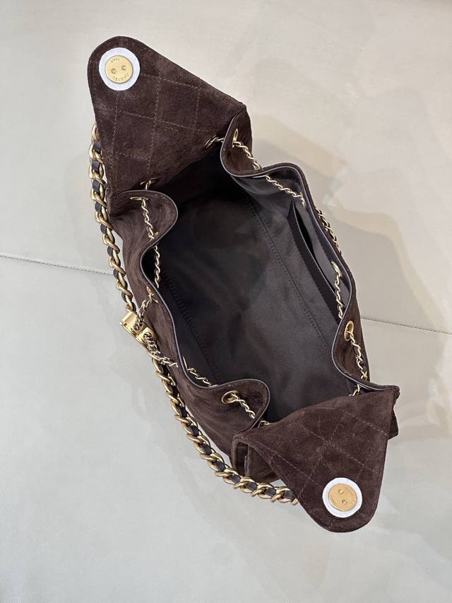 5293 Extra-large interior capacity, with a calfskin closure, neat and meticulous