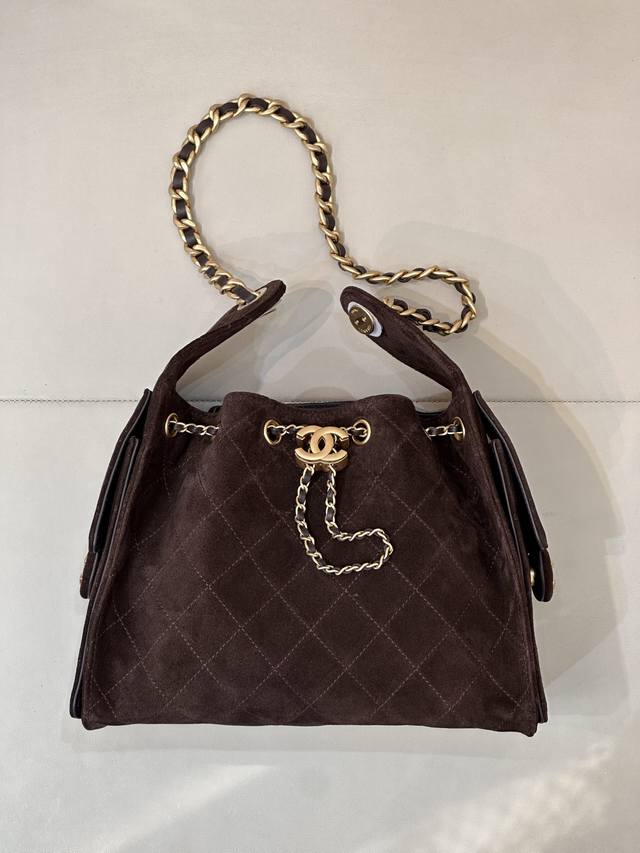 5293 Chanel's new releases always bring unexpected delights, and this year is no