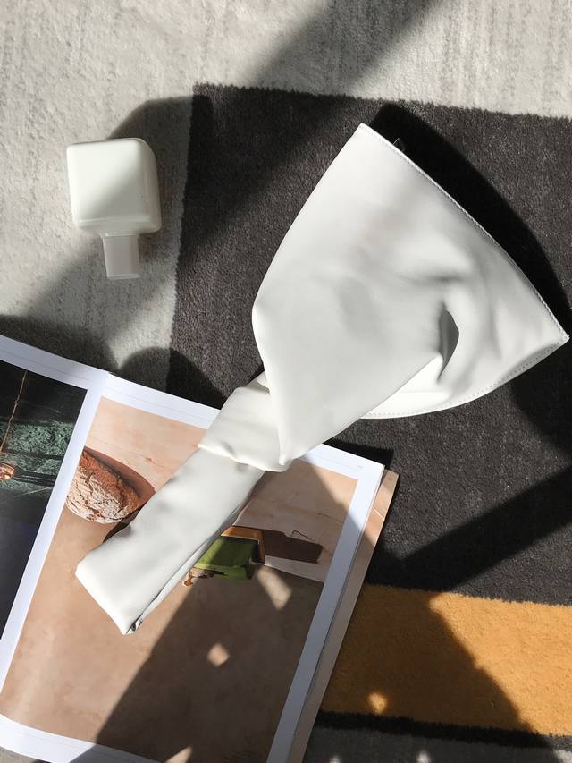 Twist Rice Bag A bag that blends trendiness and cuteness. The paper-textured cow