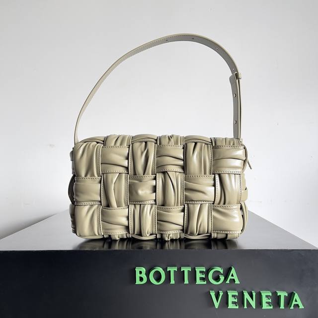 A must-have for bag lovers! Zhou Yutong and Mika have been carrying the new Bott