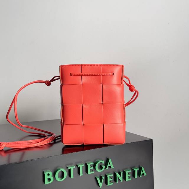 Hand-woven Large Bucket Bag Bv's latest cutie, continuing Daniel Lee's minimali