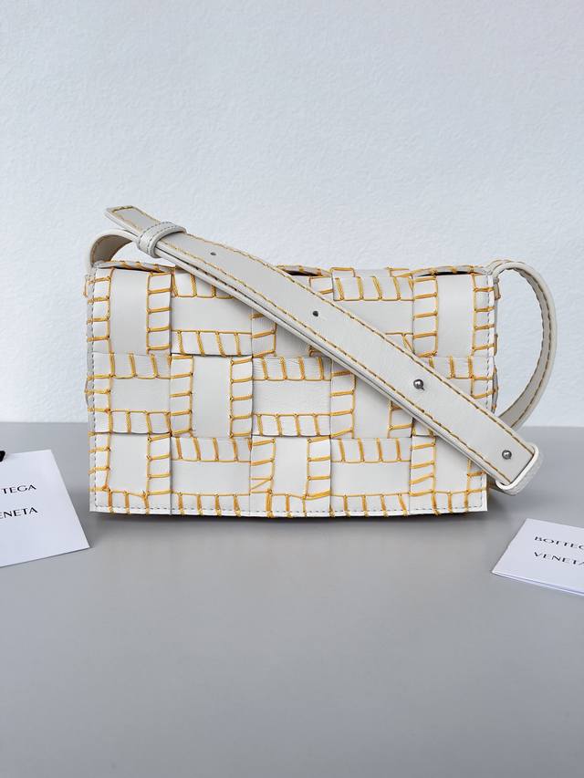 Bv's new Cassette bag~ Purely hand-stitched This bag features a vintage calfskin