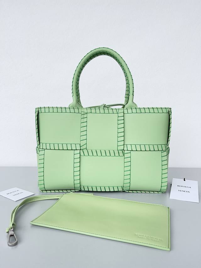 Purely hand-stitched, heavy-duty craftsmanship, traditional weaving elements, I