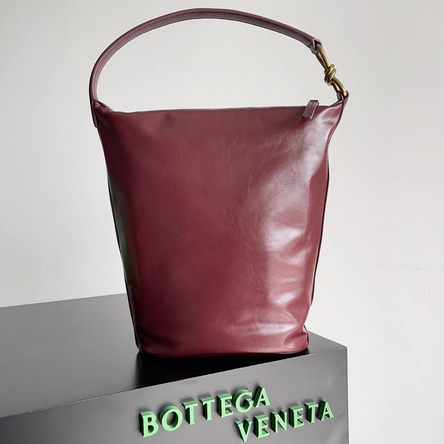 Family! I've struck gold! The new Bottega Veneta Hobo bag for early spring is h