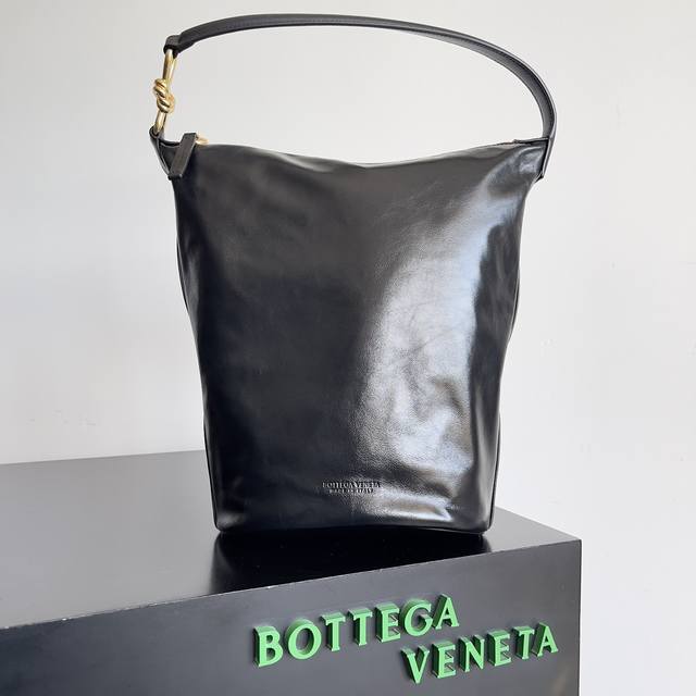 Family! I've struck gold! The new Bottega Veneta Hobo bag for early spring is h