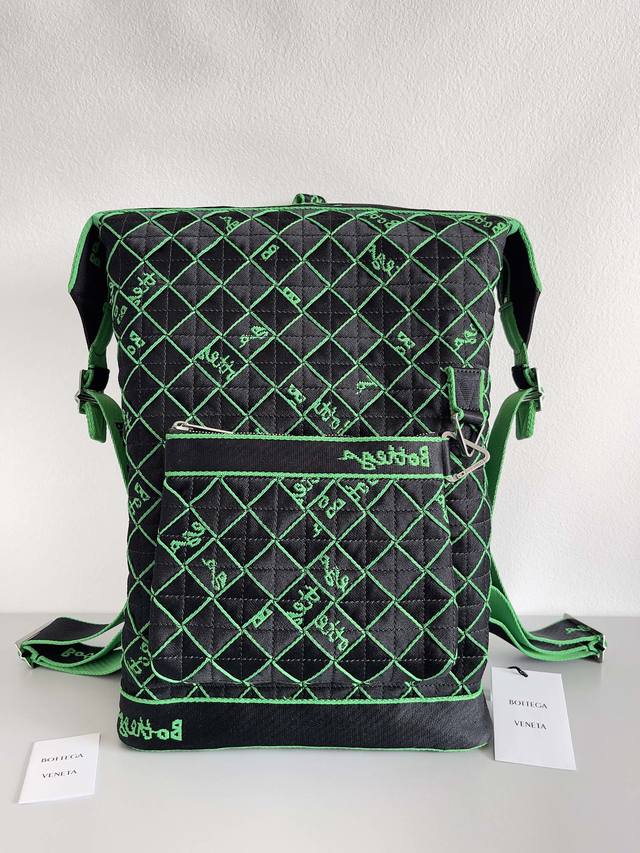 Bvwebbing series backpack is made of ultra-lightweight polyester fabric. The bag