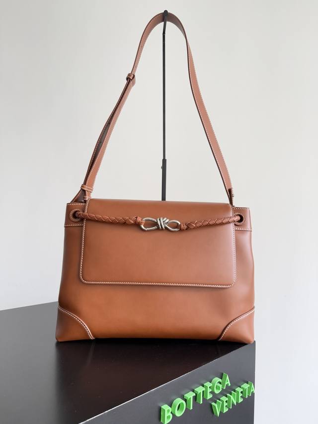 Bottega Veneta 2025 New Men's Andiamo Handbag. Bottega Veneta's flagship produc