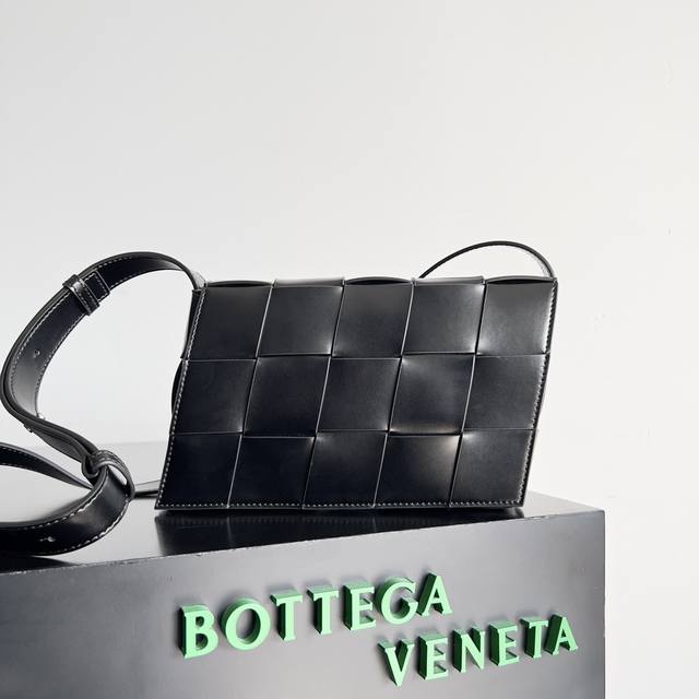 Bottega Veneta's new Speed Cassette series is stylish and trendy with a colorfu