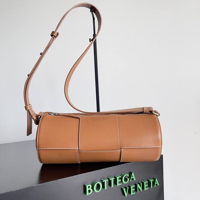 Bv Spring/Summer New Arco Bucket Bag: Fashionistas, grab this one now! Bv's Spri