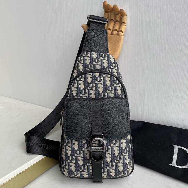 Early Spring Collection Saddle Bag, a powerful new release! The designer's firs