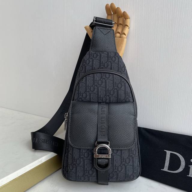 Early Spring Collection Saddle Bag, a powerful new release! The designer's firs