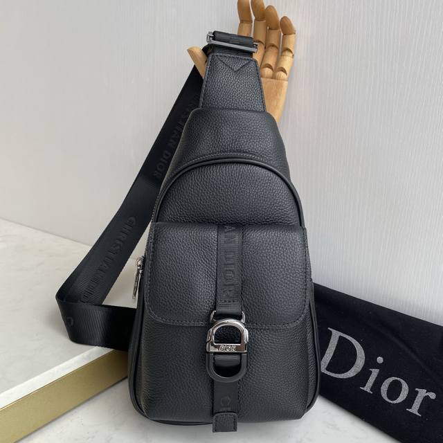 Early Spring Collection Saddle Bag, a powerful new release! The designer's firs