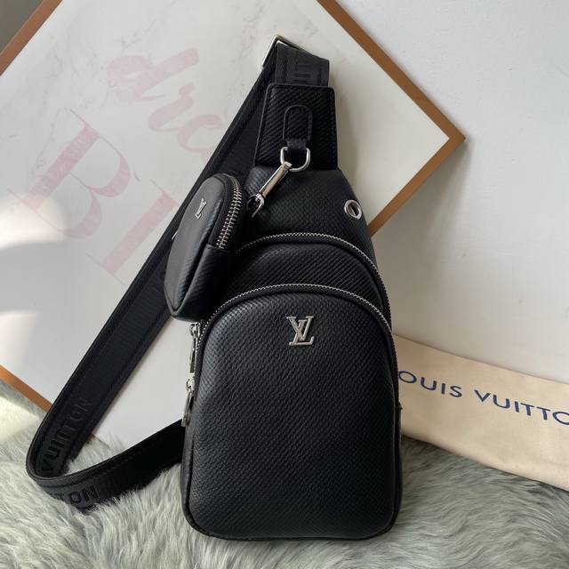 Latest style, LV men's chest bag, original quality, made of imported original l