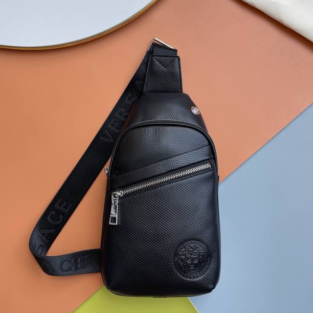 Bestselling item from the boutique, Versace men's chest bag [Strong] Latest mod
