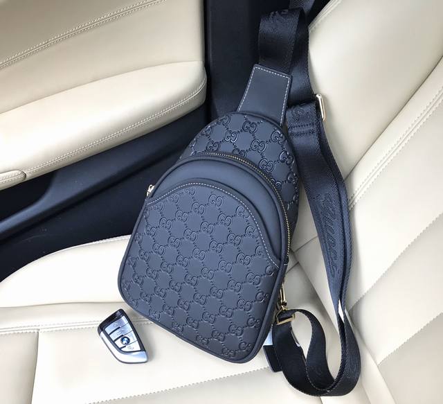 Model: 33022-1# Black Original single-item bag with imported hardware and wrist