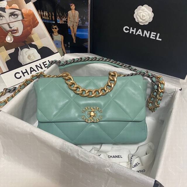 Double Eleven Sale Price: Chanel Fall/Winter 19 Bag. This classic pillow bag com