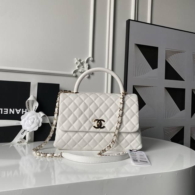 New White Ball Handbag 92991, with lambskin lining and flap closure. A mini siz