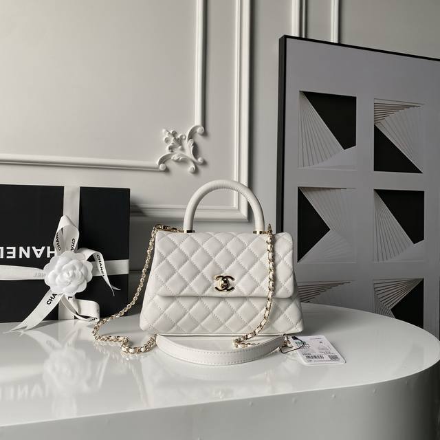 New Cocohandle handbag, 92990, with lambskin lining and flap closure. A mini si