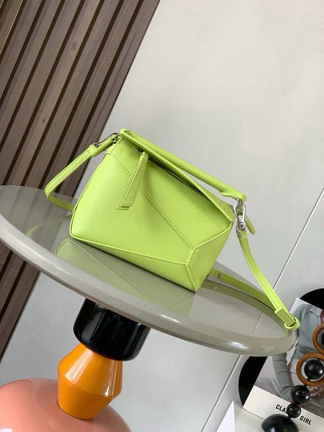 Hot-selling new version geometric bag, mini 18cm, original imported Nappa calfs