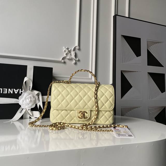 Chanel 25K Diamond-Studded Flap Bag As5814. The exquisite handle design adds a t