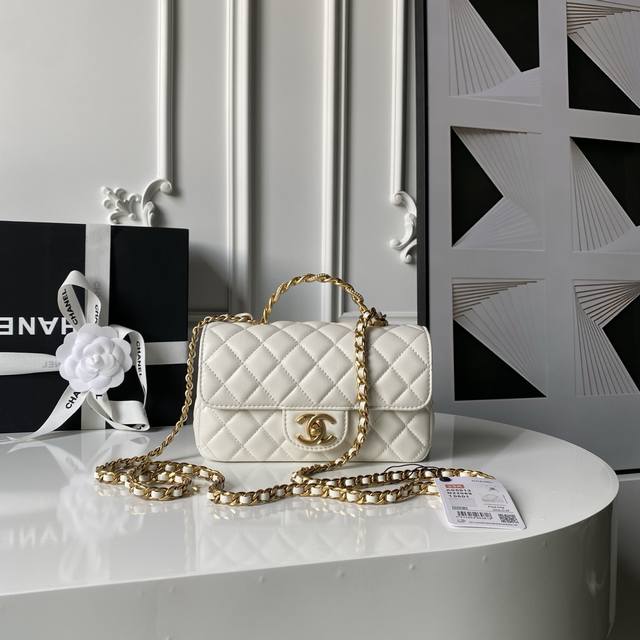 Chanel 25K Diamond-Studded Flap Bag As5813. The exquisite handle design adds a t