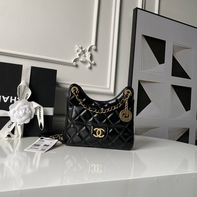 Chanel 25S Hobo Redesign Returns to Tmall Genie Series As4323. Made of waxed lea