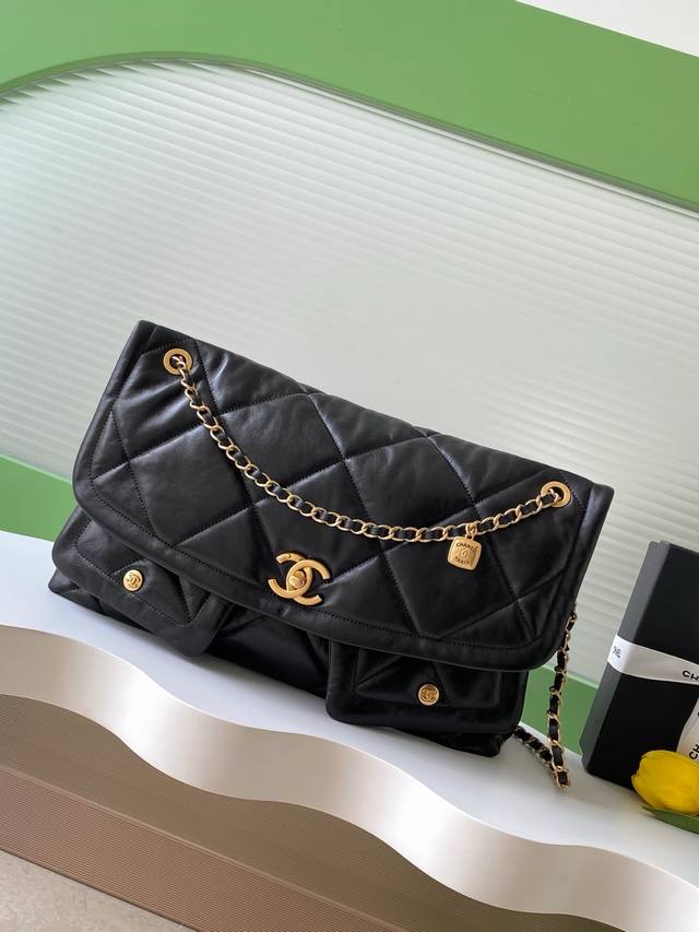 Chanel 25K is truly worthy of Chanel! I'm so tempted! The front pocket instantly