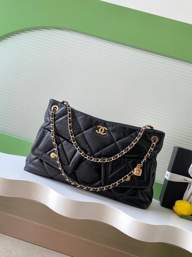 Chanel 25K is truly worthy of Chanel! I'm so tempted! The front pocket instantly