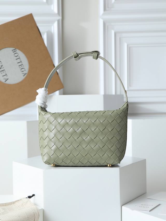 Original Leather This bento bag is predicted to be a huge hit this year. The ent