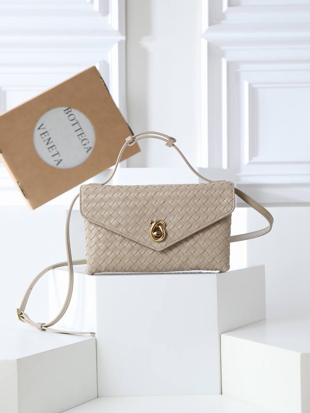 Authentic Product This is the hot-selling Bv Knot Lock bag from the early spring