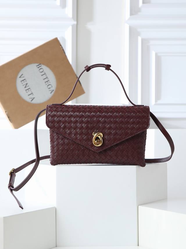 Authentic Product Authentic Bottega Veneta's new Knot Lock early spring bag is n