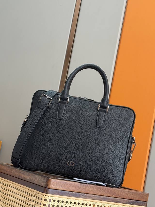 Authentic Grade [Top-Tier Original Item] This Cd Icon zip-up briefcase is a new