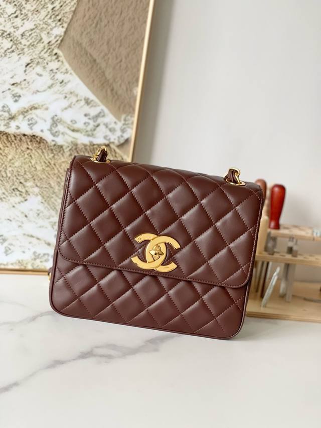 Victoria Beckham's style, brown lambskin In stock Chanel vintage, rare large go