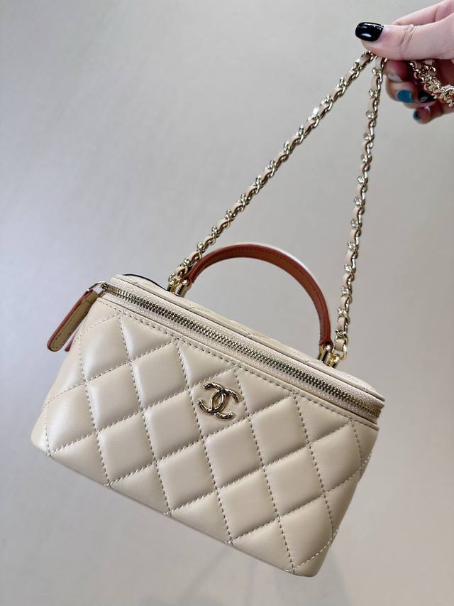 Large and Small Sizes 880 2198 2199 The square, structured silhouette paired wit