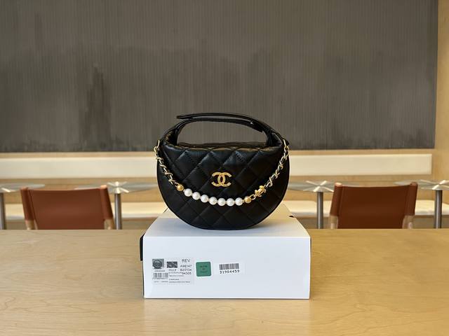 A96147 Chanel 25S Pearl Chain Hula Hoop Bag! This season's must-have street styl