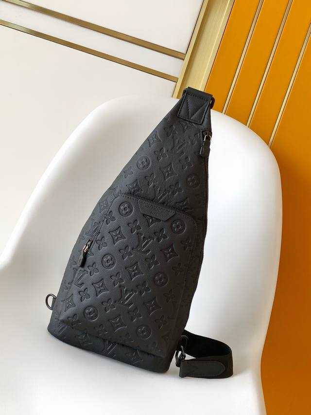 pM26730 Black top-grain calfskin. This 21890 model with Monogram Shad brings com