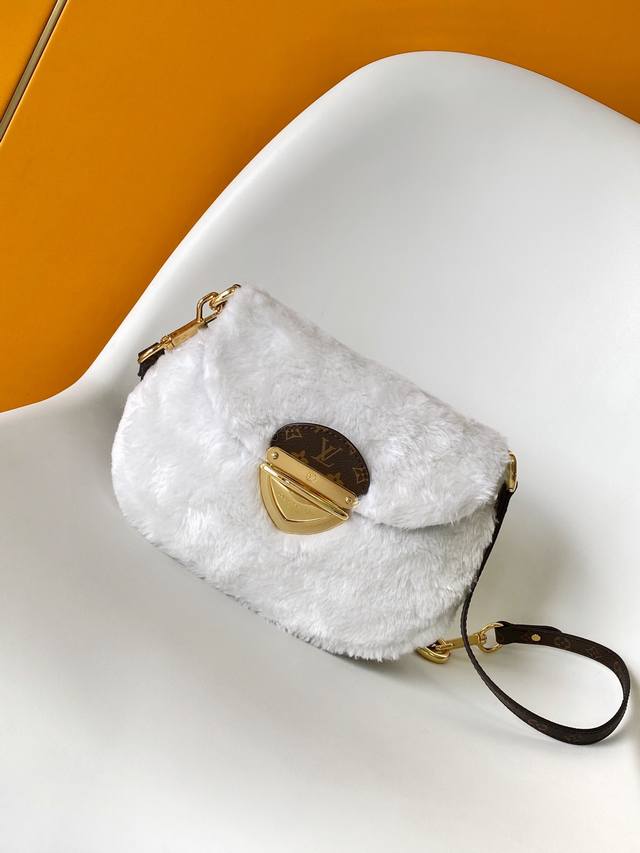 M12097 This Sunset handbag, featuring a dynamic sizing change, is crafted from s