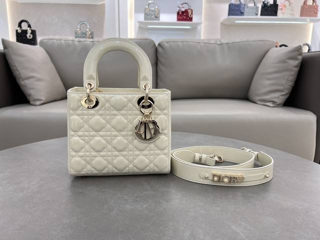 Four-compartment patent leather white Lady Dior four-compartment series, the la