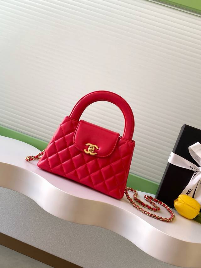 25B Kelly Fashion is cyclical. The highly sought-after vintage Kelly bag has bee