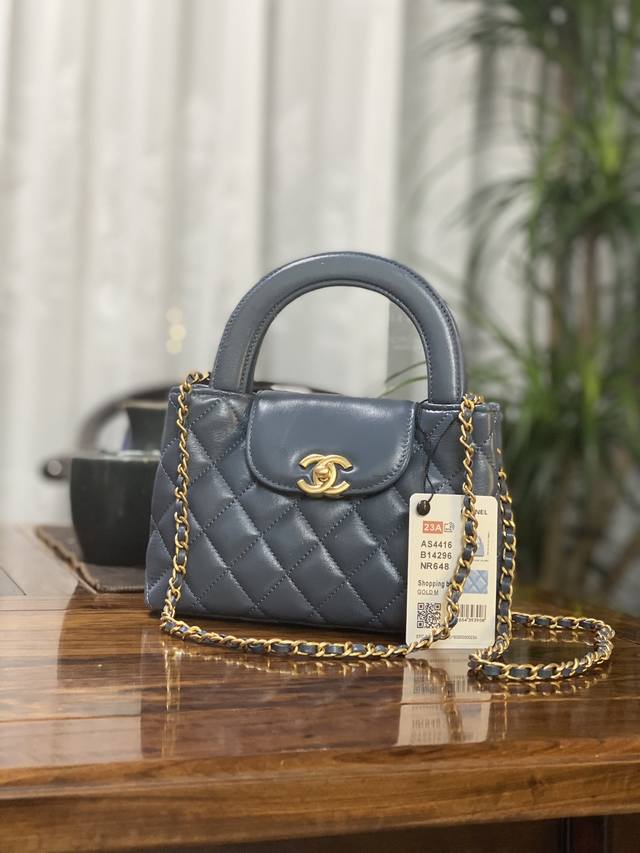 As4416 23K Kelly's Fall/Winter runway hits are here! Not only clothes, but also